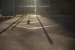 clôture sur terrain de sport au soleil. détails du stade. terrain de sport le matin. photo