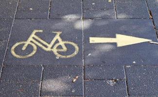 panneaux de vélo peints sur l'asphalte trouvés dans les rues de la ville d'allemagne. photo