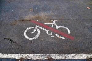 panneaux de vélo peints sur l'asphalte trouvés dans les rues de la ville d'allemagne. photo