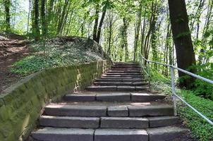 différentes vues extérieures sur des escaliers en béton, en bois et en métal. photo