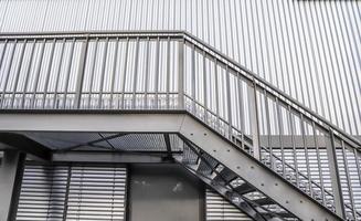 vue rapprochée sur les escaliers métalliques d'un bâtiment d'architecture moderne. photo