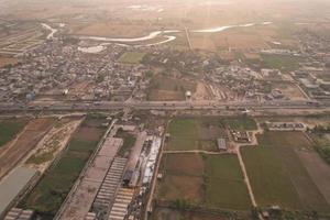 vue aérienne en grand angle du village de kala shah kaku et de la zone industrielle du punjab au pakistan photo