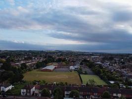 images aériennes et vue en grand angle de la ville de luton en angleterre et du quartier résidentiel du royaume-uni photo