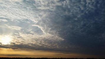 le beau lever de soleil et les nuages colorés, la vue aérienne et la vue en grand angle prises par drone en angleterre royaume-uni photo