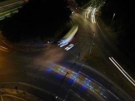 Belle vue aérienne en grand angle des autoroutes britanniques et du trafic dans la ville de Luton en Angleterre Royaume-Uni la nuit après le coucher du soleil photo