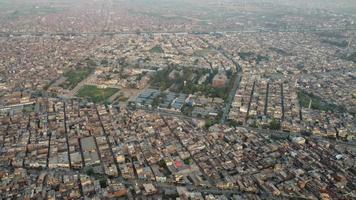 vue en grand angle de la ville de gujranwala et des maisons d'habitation à l'antenne encombrée du punjab au pakistan photo