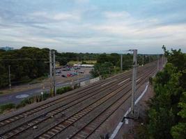 images aériennes vue grand angle de la ville de luton en angleterre et de la gare et du train sur les voies au coucher du soleil photo