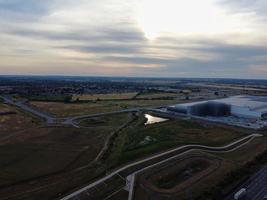 vue aérienne de la ville de luton en angleterre au coucher du soleil, images à angle élevé de nuages colorés prises par un drone photo