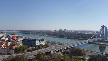 vue grand angle sur la rivière et le pont à bratislava-stare mesto, slovaquie photo