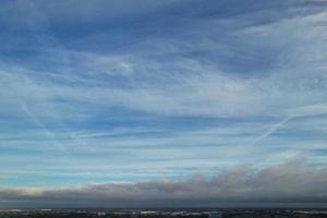 vue aérienne des nuages au lever du soleil le matin au-dessus de la grande-bretagne, images de drones, belle matinée avec des vents violents et des nuages en mouvement rapide photo