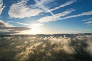 vue aérienne des nuages au lever du soleil le matin au-dessus de la grande-bretagne, images de drones, belle matinée avec des vents violents et des nuages en mouvement rapide photo