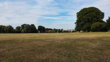 images aériennes et vue en grand angle de la campagne britannique et de la réserve naturelle de la ville de luton en angleterre royaume-uni photo