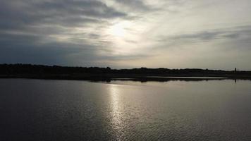 image aérienne et en grand angle de jolis oiseaux d'eau nagent dans le lac stewartby d'angleterre royaume-uni par beau petit matin au lever du soleil photo