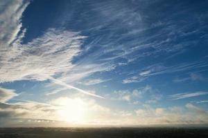 vue aérienne des nuages au lever du soleil le matin au-dessus de la grande-bretagne, images de drones, belle matinée avec des vents violents et des nuages en mouvement rapide photo