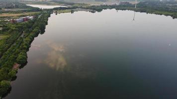 images de vue aérienne à angle élevé sur l'éolienne du moulin à vent au lac stewartby en angleterre au lever du soleil photo