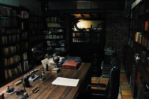 antigua oficina con biblioteca