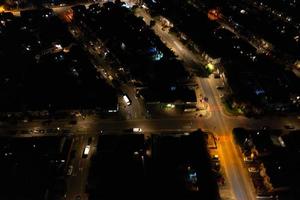 belle vue en grand angle de la ville de luton en angleterre la nuit, images du drone après le coucher du soleil photo