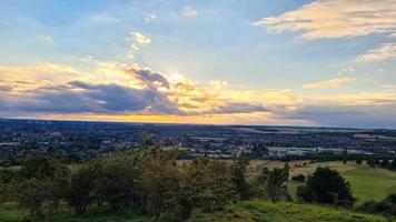 magnifique et magnifique scène de coucher de soleil en angleterre, paysage britannique photo