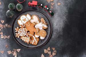 délicieux biscuits au pain d'épice au miel, au gingembre et à la cannelle photo