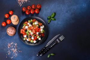 salade grecque aux légumes frais, fromage feta et olives noires photo