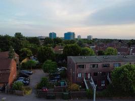 images aériennes par drone vue en grand angle de la ville de londres luton en angleterre avec des bâtiments photo