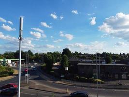 Vue aérienne du centre-ville par une chaude journée d'été, Luton est une ville et un arrondissement avec un statut d'autorité unitaire, dans le comté cérémoniel du Bedfordshire photo