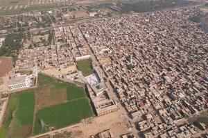 vue aérienne du village de kala shah kaku du punjab au pakistan photo