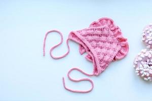 bonnet rose pour jeune enfant. vêtements dans les premiers jours de la vie de l'enfant photo