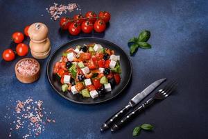 salade grecque aux légumes frais, fromage feta et olives noires photo