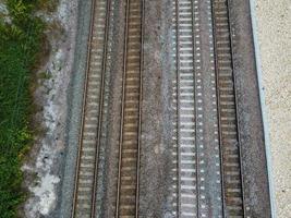 La caméra du drone à angle élevé vue en grand angle des voies ferrées à la jonction des autoroutes de Luton, Angleterre, Royaume-Uni photo