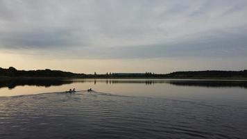 image aérienne et en grand angle de jolis oiseaux d'eau nagent dans le lac stewartby d'angleterre royaume-uni par beau petit matin au lever du soleil photo