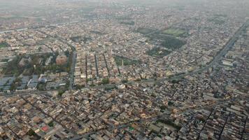 vue en grand angle de la ville de gujranwala et des maisons d'habitation à l'antenne encombrée du punjab au pakistan photo