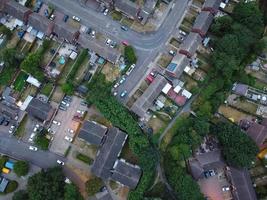 belle vue aérienne de nuit de la ville britannique, images de drone à angle élevé de la ville de luton en angleterre royaume-uni photo