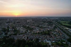 magnifique vue aérienne de la ville de luton en angleterre au coucher du soleil, images à angle élevé de nuages colorés prises par un drone photo