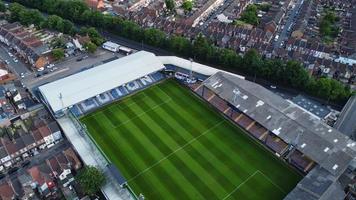 Une vue aérienne en grand angle du stade de football de Luton et des maisons résidentielles de Bury Park dans la ville de Luton, en Angleterre, Royaume-Uni photo