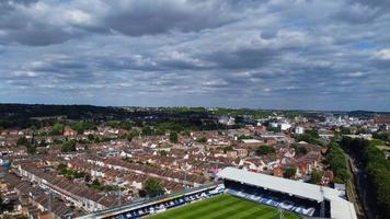 Une vue aérienne en grand angle du stade de football de Luton et des maisons résidentielles de Bury Park dans la ville de Luton, en Angleterre, Royaume-Uni photo