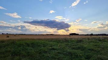 magnifique et magnifique scène de coucher de soleil en angleterre, paysage britannique photo