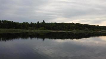 image aérienne et en grand angle de jolis oiseaux d'eau nagent dans le lac stewartby d'angleterre royaume-uni par beau petit matin au lever du soleil photo