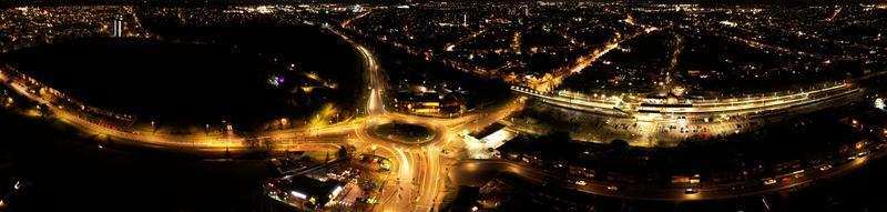 belle vue aérienne de nuit de la ville britannique, images de drone à angle élevé de la ville de luton en angleterre royaume-uni photo