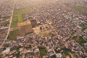 vue en grand angle de la ville de gujranwala et des maisons d'habitation à l'antenne encombrée du punjab au pakistan photo