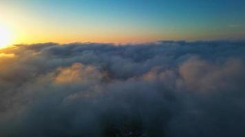 ciel dramatique et nuages en mouvement sur la ville de luton en angleterre. ville britannique photo