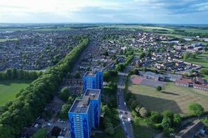 images aériennes par drone vue en grand angle de la ville de londres luton en angleterre et des bâtiments résidentiels photo