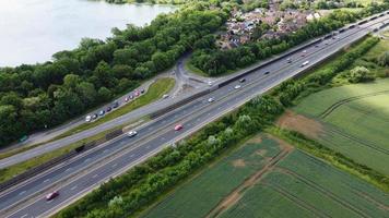 vue aérienne en grand angle des routes britanniques et du trafic traversant la campagne d'angleterre royaume-uni photo