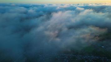 ciel dramatique et nuages en mouvement sur la ville de luton en angleterre. ville britannique photo