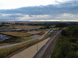 La caméra du drone à angle élevé vue en grand angle des voies ferrées à la jonction des autoroutes de Luton, Angleterre, Royaume-Uni photo