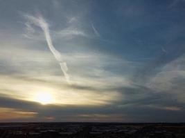 vue aérienne de la ville de luton en angleterre au coucher du soleil, images à angle élevé de nuages colorés prises par un drone photo