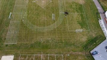 une séquence aérienne et une vue en grand angle du terrain de jeu d'un lycée de garçons dans la ville de luton en angleterre, autoroutes et autoroutes britanniques photo