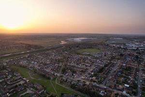 magnifique vue aérienne de la ville de luton en angleterre au coucher du soleil, images à angle élevé de nuages colorés prises par un drone photo