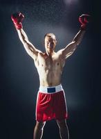 homme de boxe dans une position gagnante. photo