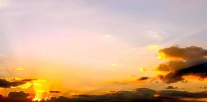 beau panorama haute résolution de nuages de coucher de soleil orange et rouge dans le ciel du soir photo